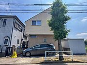 淡いベージュとレンガ調のタイルを組み合わせた、温かみのあるモダンな外装デザインです 。注文住宅ならではのこだわりの間取りで、効率的な動線と遊び心が両立しています 。