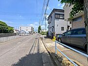道路の向こう側まで視界が抜けており、日当たりの良さと開放感を享受できる立地です 。