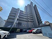 青空に映える堂々とした外観が魅力のマンションです。明るい日差しが降り注ぎ、広々とした敷地には駐車場も完備。家族の毎日を明るく彩る住まいです。