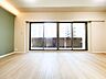 リビング/ダイニング：4枚建ての大きな引き違い窓に面した、圧倒的な開放感を誇るダイニングスペース。外の景色を眺めながら、ゆったりと食事の時間を楽しめます。明るい陽光が食卓を照らし、毎日の食事をより美味しく華やかに演出。
