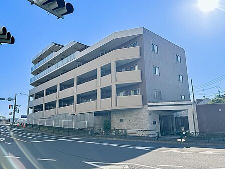 爽やかな青空の下に贅沢なほどに降り注ぐ陽光、豊かな居住性と、クオリティが見事に調和した住空間は、住まうことの喜びを感じさせてくれます。