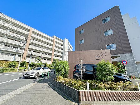 時代の流れに惑わされないシックなカラートーンで街並みに溶け込む外観は、主張し過ぎず、また平凡になり過ぎず絶妙なコントラストで輝きを放ちます。