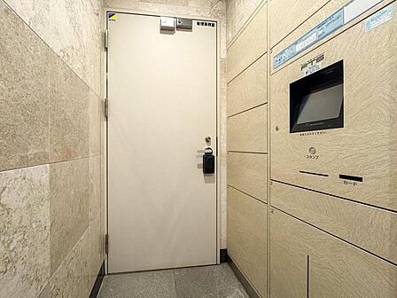 共働きや子育て世帯に嬉しい宅配ボックス完備のエントランス。ALSOKのセキュリティで、ご家族の安心な暮らしをサポートします。管理事務室も近く、何かと心強いですね。