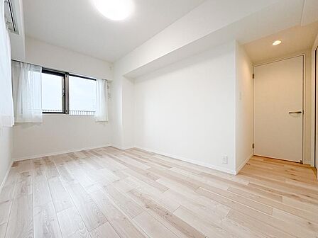 複数設置された窓からは、心地よい採光がお部屋に降り注ぎます。心地の良い空間をお楽しみください。