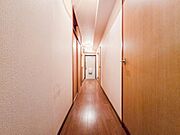 ゆとりある玄関スペースは、住まい全体に上質な雰囲気をもたらします。季節物の収納や小物の整理ができる収納も備え、日常の出入りがスムーズで快適な空間が整っています。