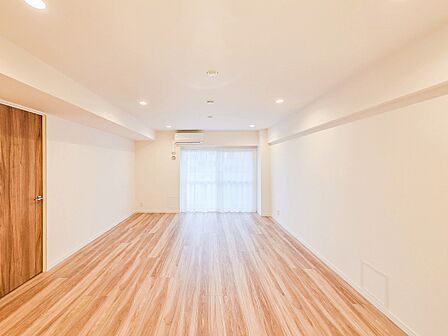 家族が自然と集まる広々としたリビング。大きな窓から陽の光が降り注ぎ、開放感と温もりが広がる空間です。ゆったりとくつろげる場所で、穏やかで心地よい時間を家族みんなで楽しめます。