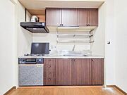 リフォーム前の写真です。壁付けのI型キッチンから、カウンターキッチンに変更となります。家族の顔を見ながら、家事ができます。