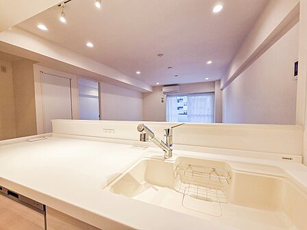 対面式のシステムキッチンが、家事をもっと楽しいひとときに変えてくれます。リビングを見渡せる安心感と、広い作業スペース、たっぷりの収納が充実。会話を楽しみながら、快適に料理ができる空間です。