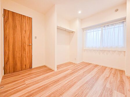 窓から差し込む柔らかな光が心地よい居室は、広さがあり、のびのびとした気分で過ごせます。趣味やリラックスの時間を楽しめる多用途な空間で、心安らぐ毎日が広がります。