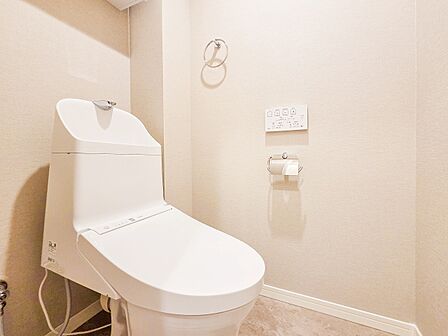 清潔感のあるトイレは、シンプルでモダンなデザインが魅力です。広めのスペースでゆったりと使えるため、毎日の生活がより快適に。綺麗だからこその心地よさを感じられる空間です。