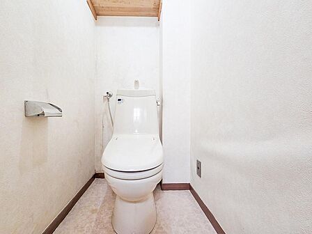 リフォーム前の写真です。清潔感があり、シンプルでモダンなデザインのトイレにリフォーム予定です。広めのスペースでゆったりと使えるため、毎日の生活がより快適に、心地よさを感じられる空間に生まれ変わります。