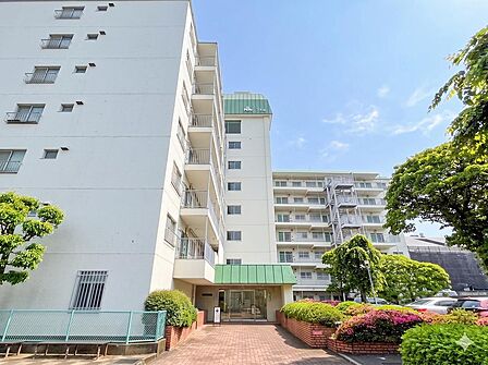 存在感のある外観が特徴のマンション。落ち着いたデザインとしっかりとした構造が安心感をもたらし、住まいとしての信頼性が感じられる美しい造りです。