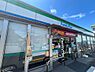周辺：ファミリーマート 多摩鶴牧三丁目店