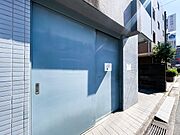 道路に面した場所に設置された、扉付きの専用ゴミ置き場。しっかりとした扉があることで、外部からの視線を遮り、カラスなどによる散乱も防ぎます。衛生的な環境を保ちやすく、毎日のゴミ出しもスムーズに行えます。
