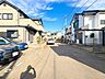 周辺：閑静な住宅街に立地するため、周囲の喧騒を感じることなく落ち着いて過ごせる住環境が魅力です。穏やかな空気が流れ、日常の疲れを癒すためのゆったりとした時間が過ごせる住まいです。