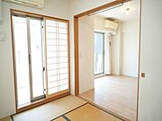 二面採光が確保された角住居ならではの、明るく通気性に優れた和室です。