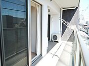 3階部分・南向きのバルコニーには、お部屋の奥まで暖かな光を届ける豊かな日差しが差し込みます 。