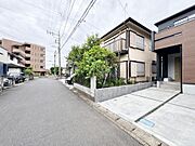 閑静な住宅街に佇む、モダンな外観の住まい。新しい暮らしと既存の街並みが調和し、子育て世代にも安心の落ち着いた住環境です。