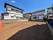 第一種低層住居専用地域の閑静な住宅街に位置する、約111.61平米（33.76坪）のゆとりある敷地です 。