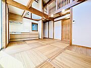 オシャレなスポットライトが木の質感を美しく引き立てます。夜はカフェのような落ち着いた雰囲気に