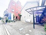 重厚感のある住まいの外観は、住む人に安心感をもたらします。シックな色合いが特徴で、落ち着いた雰囲気の中に温かみを感じるデザイン。長く愛着が持てる外観が魅力の住まいです。