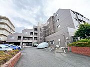 グレーを基調としたスタイリッシュな外観。各住戸の陽当りや開放感を確保しやすい、段々（雁行型）になった美しいフォルムが特徴です。