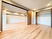 居室は広々としており、窓から差し込む光で明るく、気持ちよく過ごせる空間です。清潔感が保たれており、快適な毎日をお過ごしいただけます。趣味やリラックスの時間が楽しめる居室です。