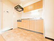 作業スペースを多くとったキッチン。夫婦そろってキッチンに立っても調理がしやすくゆとりある広さ。食器類もすっきりと片付く収納力が期待できます。家事をしながら会話も弾みます。