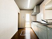家族の会話が弾む、明るく清潔感のあるキッチンです。3口コンロと広い調理スペースで、お子様と一緒に料理を楽しむ時間も増えそうですね。