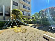 敷地内に公園がある住環境は、お子様の外遊びや日常の散歩が楽しみやすい便利な立地条件です。緑が身近にある暮らしが生活に潤いをもたらします。
