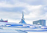 バルコニーからは人気テーマパークが臨めます。自宅にいても、ワクワクとした気持ちにさせてくれることでしょう。