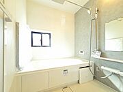 ゆったりとした広さのバスルームで、1日の疲れを癒す贅沢な時間が過ごせます。清潔感とモダンなデザインが、快適な入浴タイムを提供し、リラックスできる空間で一日の締めくくりの時間をお過ごしいただけます。