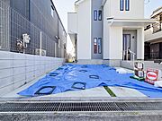 敷地内に駐車場があるため、車の移動がスムーズに行え、日常の外出が便利です。防犯面でも安心して利用できる駐車場です。