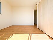 大きな窓から外の開放感を享受できる、ゆとりある広さの居室。朝は心地よい陽光で目覚め、夜は静かな環境でリラックスできます。デザイン性の高い小窓がアクセントになり、洗練されたインテリアを楽しめます。