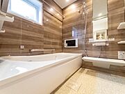 快適な設備が取り揃えられたゆとりある浴室は、特別なプライベートスパ。ジェットバスの泡が全身を癒し、ミストサウナの潤いがリラックスタイムを彩ります。