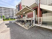 大切な自転車を雨風から守る屋根付きの駐輪場。ラック式でスッキリと整理されています。