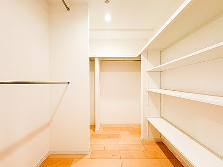 十分な容量の収納部屋です。季節物や衣類の整理がしやすく、収納力の高さが日常の暮らしの快適さを支える実用的な設計です。