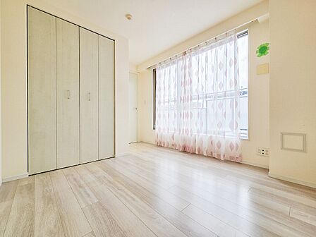 広々な子供部屋は、のびのびと過ごせる空間が魅力です。明るい日差しが差し込み、遊びや勉強に集中できる居心地の良い環境となります。お子さまの成長に合わせたレイアウト変更もしやすく、収納も充実しています。