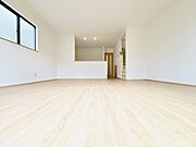 木目調の建具が温かい16帖以上の広々LDK！どんな家具も合わせやすいナチュラルな空間です。