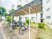 駐輪場スペースです。共用スペースも皆さん大変綺麗にお使いです。現地（2026年6月）撮影