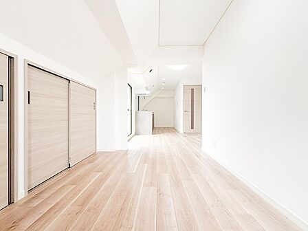 少し広めのリビング。ヨガマットを広げて朝の運動、大画面で映画鑑賞、友達を呼んでのホームパーティー、暮らしの可能性が広がる空間です。