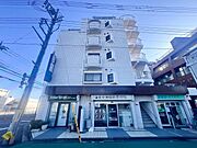 落ち着いた佇まいが魅力のマンションで、帰宅するたびにほっとする安らぎが感じられます。高級感と清潔感が漂う外観が、暮らしに彩りを添えてくれる住まいです。