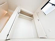 居室に備えられた十分な容量のクローゼット収納。季節物や衣類の整理がしやすく、収納力の高さが日常の暮らしの快適さを支える実用的な設計です。