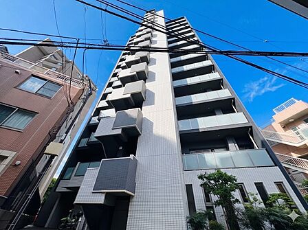 ナチュラルカラーを基調とした優しい雰囲気の外観。木質感を取り入れた温もりある外壁デザインが、家族が帰ってくる場所にふさわしい温かみを丁寧に演出します。