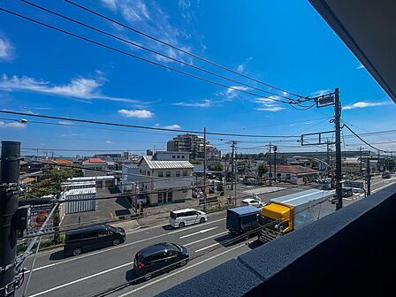青空広がる爽快な眺望。前面に遮るものがなく、心地よい風と陽光を感じられる開放的なロケーション。