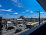 周辺：青空広がる爽快な眺望。前面に遮るものがなく、心地よい風と陽光を感じられる開放的なロケーション。