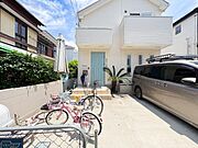 周囲に高い建物がなく、心地よい光と風が通り抜ける開放的なロケーション。すっきりとした前面道路は、毎日の通勤・通学や小さなお子様とのお散歩も快適です。陽だまりに包まれる平穏な暮らしを。
