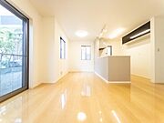 リビングでのひとときに、太陽のやさしい光をさんさんと浴びるゆとりある時間。ライトの光もまばゆく乱反射し、癒しの時間を演出してくれます。