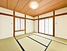 寝室：リビングに並ぶモダンな和室は家族空間の一部としてお使いいただいても良いですね。冬にはこたつで家族みんなでぬくぬくタイム。もちろん来客時のお部屋としても使えます。