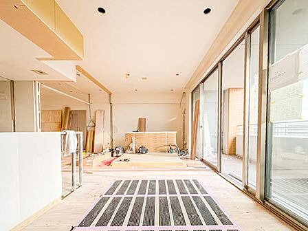 リフォーム前の状態ですが、ここからさらに美しく生まれ変わる予定です。新しい内装や設備で、明るく快適な住まいへとリニューアルされる過程を楽しみにしていただけます。